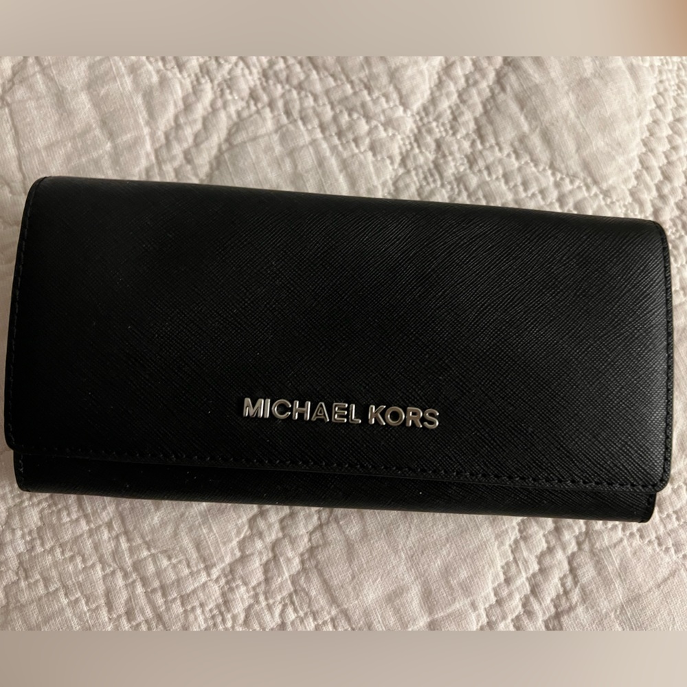 EUC Michael Kors Black Flip Wallet 🌟Host Pick🌟